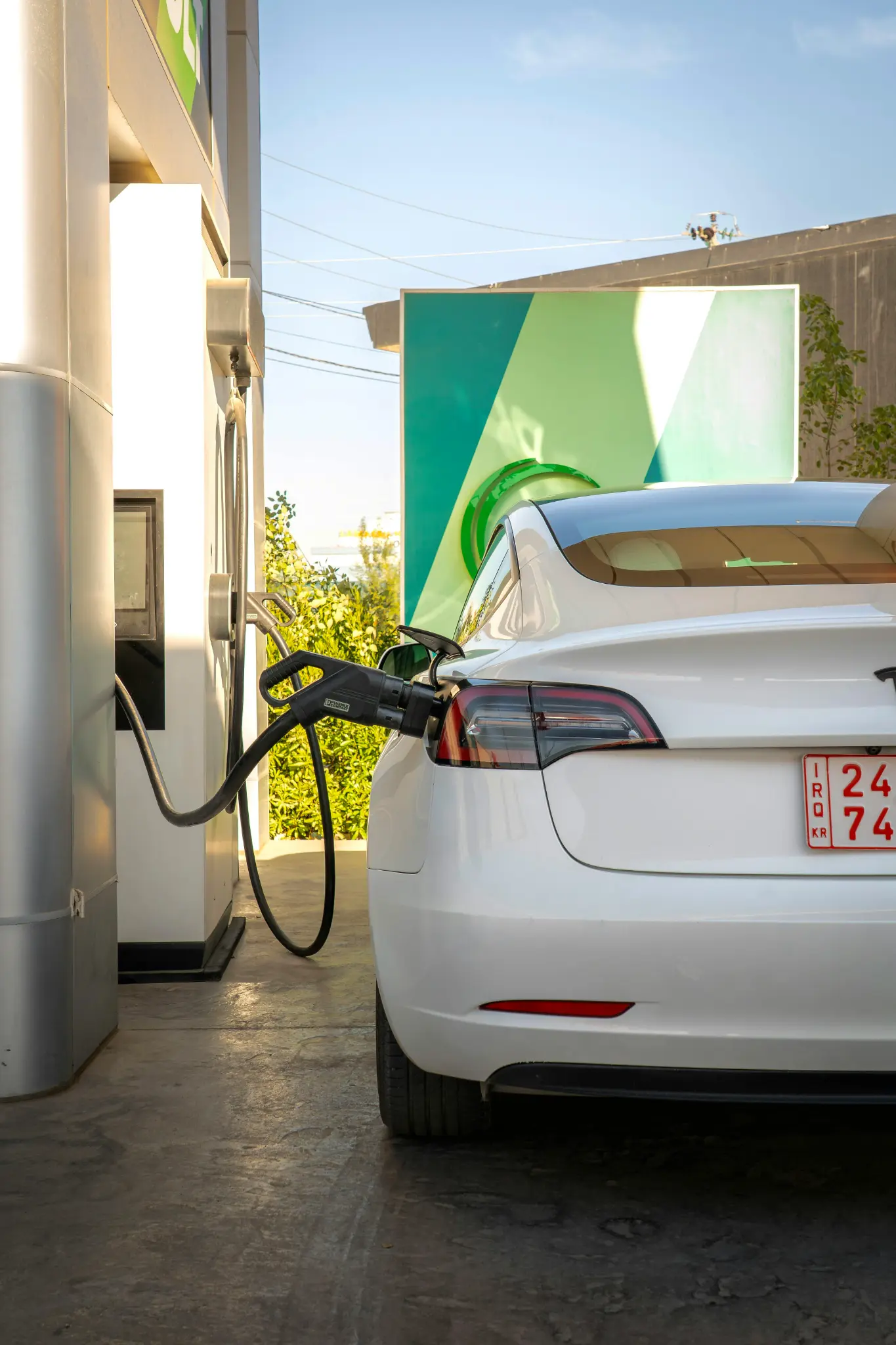 Veículo elétrico carregando